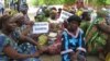 Des enseignants tchadiens, en grevé, brandissent des calicots sur lesquels il est écrit : "notre salaire aujourd'hui", dans l'une des rues principales de la capitale N'Djamena, le 21 juin 2007 ".