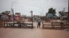 Les barrages de fortune se dressent quand la nuit tombe sur Bangui