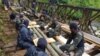 Les militaires Cameroun sur un pont, en direction de Wum, en zone anglophone, le 6 décembre 2018. (VOA/Ministère de la défense)