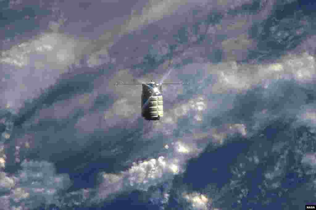 Pesawat kargo tak berawak AS 'Cygnus' berusaha mendekati Stasiun Antariksa Internasional (ISS). Cygnus membawa perbekalan dan peralatan bagi para Astronot ISS. 