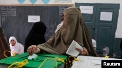په انتخاباتو کې د خلکو د برخې اخستو يا ټرن اوټ په حواله یې وويل، د ټولو ځايونو څخه ورته کره شمېرې نه دي ترلاسه شوي خو په ځينې ځايونو کې د 50 فيصده پورې او په ځينو کې بيا کې د 50 فيصده نه کمې راې اچول شوي دي