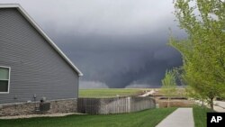 Tornado se kreće kroz predgrađa sjeverozapadno od Omahe u petak, 26. aprila 2024., što se vidi iz Benningtona, Neb. (Chris Gannon preko AP-a)