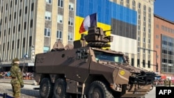 Прапори України та Естонії. Естонський солдат біля французького бронетранспортера Griffon під час параду з нагоди Дня незалежності Естонії в Таллінні, 24 лютого 2025 року. Mathieu RABECHAULT/AFP 