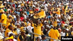 Des supporters en liesse lors d’un match entre Orlando Pirates et Kaizer Chiefs à Soweto, Afrique du Sud, le 20 février 2010.