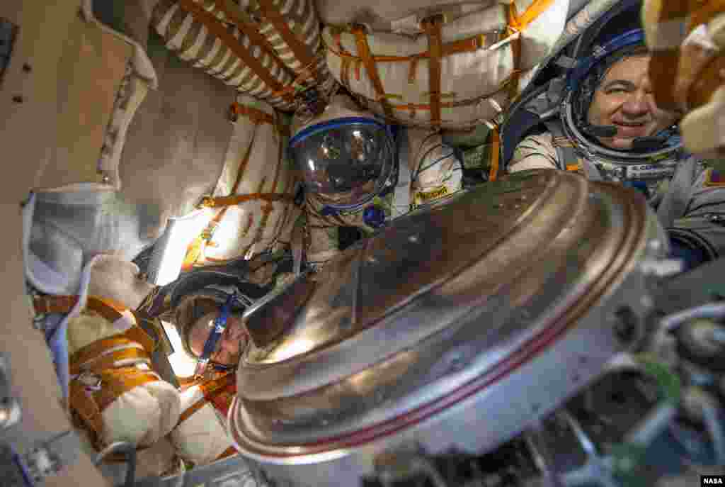 Astronot NASA Jeff Williams (kiri) dan kosmonot Rusia Alexey Ovchinin (tengah) dan Oleg Skripochka berada di dalam pesawat Soyuz TMA-20M beberapa saat setelah mendarat di Zhezkazgan, Kazakhstan.