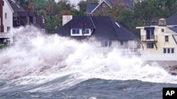 Ombak besar menghantam pinggiran wilayah pesisir Scituate di Massachusetts pada 2 September 2021. (Foto: AP/Charles Krupa)