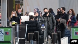 Ingenzi zirindiriye gusuzumwa imbere yo kwinjira mu ndege ku kibuga c'indege i Boryspil, hanze ya Kiev, kw'itariki ya 13/02/2022