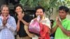 លោក អ៊ួច ឡេង (ទីបីរាប់ពីឆ្វេងទៅស្ដាំ) ដែលជាជ័យលាភីពានរង្វាន់វីរជនបរិស្ថាន Goldman Environmental Prize ប្រចាំឆ្នាំ២០១៦និងសកម្មជនបរិស្ថានបីនាក់ត្រូវបានតុលាការដោះលែងក្រោយពីជាប់ឃុំរយៈពេល៤ថ្ងៃ។ (រូបថតពីហ្វេសប៊ុកCCHR)