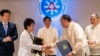 Japanska ministrica vanjskih poslova Yoko Kamikawa i filipinski ministar odbrane Gilberto Teodoro rukuju se nakon potpisivanja Sporazuma o recipročnom pristupu u palači Malacanang u Manili 8. jula 2024. godine.