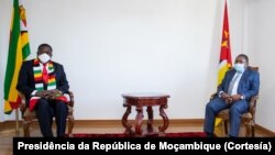 UMongameli Emmerson Mnangagwa uxoxa loFilipe Nyusi, wakwele Mozambique.