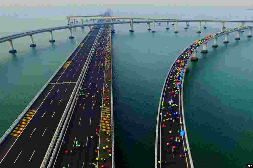 This photo shows participants crossing the Jiaozhou Bay Bridge as they compete in the 2017 Qingdao International Marathon on the Sea in Qingdao in China&#39;s eastern Shandong province.
