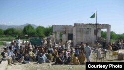 یو ځايي مشر مشر ملک موجود خان وي او ای ډيوه ته وويل په کال ۲۰۰۹ کې دغها سکول وسله والو په بارودي موادو تباه کړی و او د ودانۍ نشتوالي له وجې به ماشومانو د ونې سورې ته زدکړې کولې