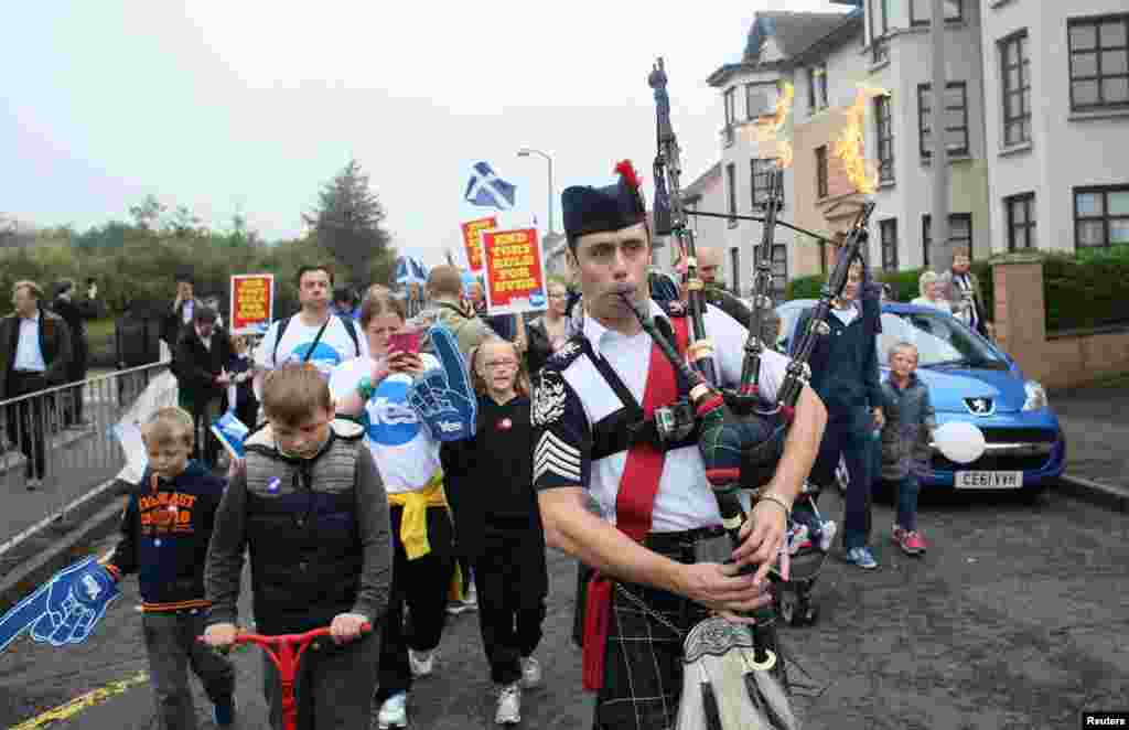 Seorang pria memainkan alat musik bagpipes dalam kampanye di Edinburgh, Skotlandia (18/9). (Reuters/Paul Hackett)
