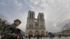 Un militaire français monte la garde devant Notre-Dame de Paris, le 20 décembre 2015 