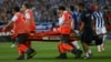 Javier Mascherano évacué du terrain lors d'un match entre FC Barcelone et le Deportivo Alaves, Espagne, le 27 mai 2017.