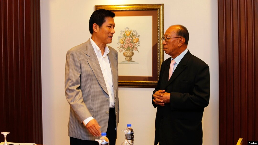 Tailand Milliy xavfsizlik kengashi bosh kotibi Paradorn Pattanatxabutr (chapda) musulmon isyonchi guruh bilan muzokaradan oldin, Kuala-Lumpur, Malayziya, 28-mart, 2013-yil