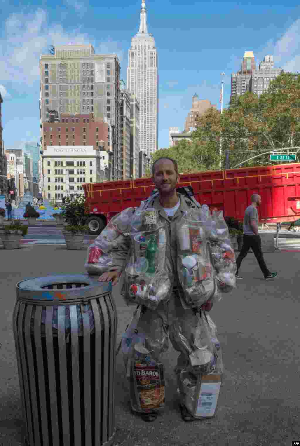 Aktivis lingkungan Rob Greenfield melakukan unjuk rasa selama sebulan di New York dengan mengikat kantung-kantung plastik berisi sampah-sampah pada tubuhnya.