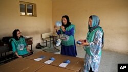 قرار است که برای ثبت نام رأی‌دهندگان ده میلیون تذکرۀ ورقی توزیع شود