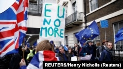 Les partisans du Brexit célèbrent le départ de la Grande-Bretagne de l'UE, alors que des manifestants anti-Brexit marchent en sens inverse à Londres, en Grande-Bretagne, le 31 janvier 2020. (REUTERS/Henry Nicholls)