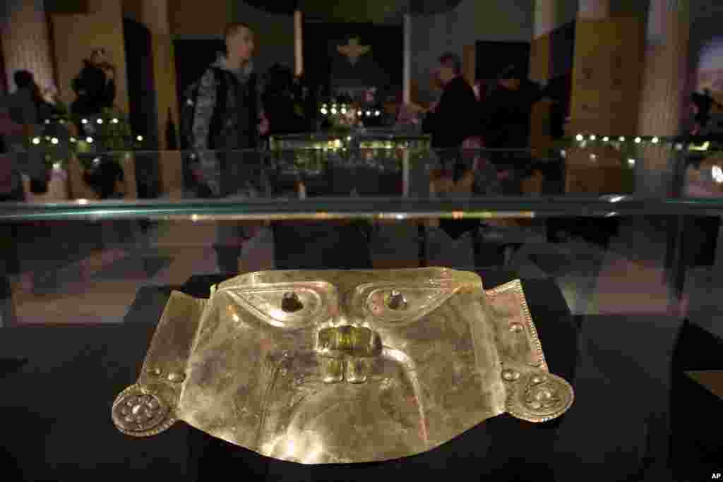 Sebuah topeng kematian terlihat pada layar selama pembukaan pameran &#39;1.000 Tahun Emas suku Inca&#39; di Museum Seni Rupa Pushkin di Moskow, Rusia. Pameran ini menampilkan berbagai peninggalan bersejarah Peru di jaman kejayaan suku Inca beberapa abad yang lalu. 
