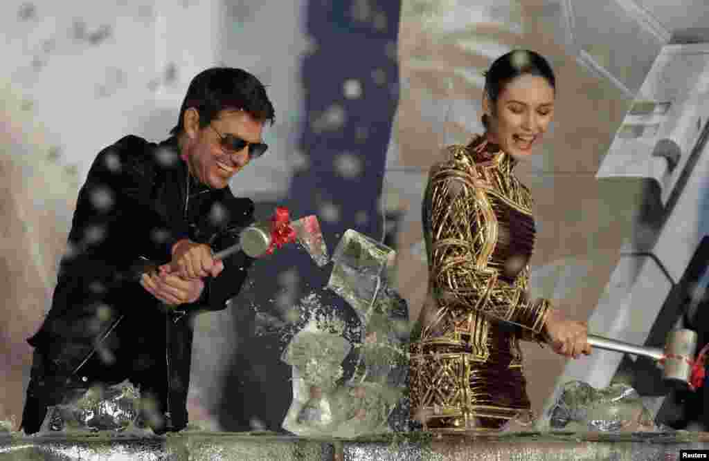 Aktor Amerika Tom Cruise dan aktris kelahiran Ukaraina Olga Kurylenko memecahkan pahatan es dalam pertunjukan perdana film terbaru mereka &quot;Oblivion&quot; di Taipei, Taiwan.