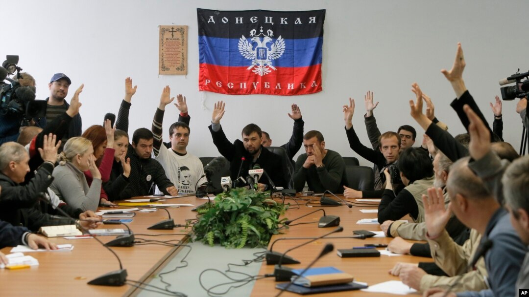 Donetksda hukumat binosiga kirib olgan odamlar mustaqil respublika e'lon qildi. 10-aprel, 2014-yil.