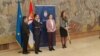 Arhiva - Šef misije OEBS-a u Srbiji Andrea Oricio, premijerka Srbije Ana Brnabić (u sredini) i ministarka pravde Nela Kuburović (desno) obraćaju se novinarima u pauzi finalne rasprave o promeni Ustava Srbije, u Palati Srbija, Beograd, 5. marta 2018. (VOA)
