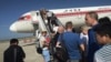 지난 2015년 북한 평양 국제공항 이용객들이 중국 베이징행 고려항공 여객기에 탑승하고 있다. (자료사진)