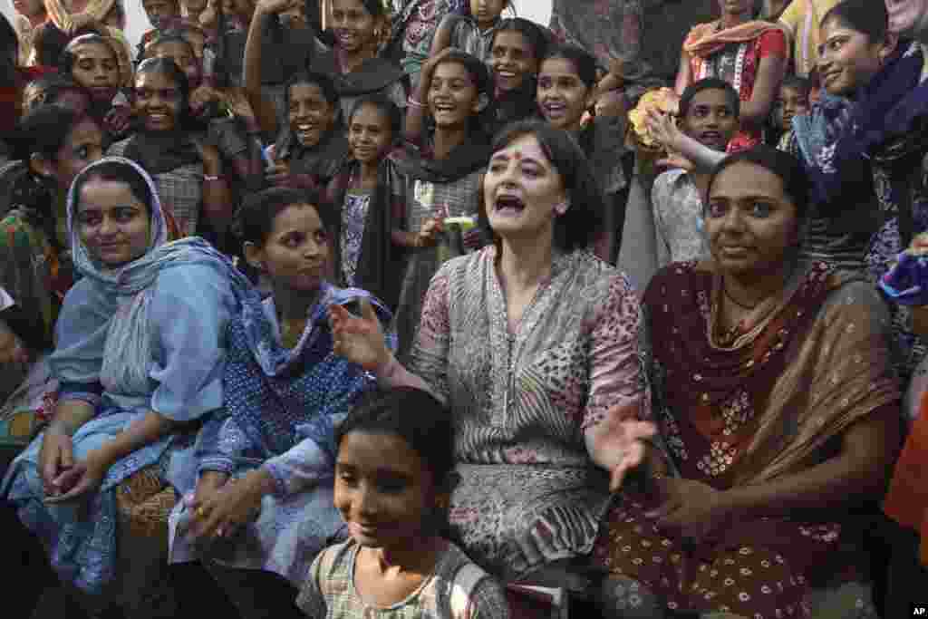 Cherie Blair (tengah) isteri mantan PM Inggris Tony Blair melakukan pertemuan dengan kelompok perempuan setempat, selama kunjungannya ke Jaringan Distribusi Perdesaan India di kabupaten Surendranagar, Gujarat, India. Yayasan Cherie Blair membantu memberdayakan perempuan di perdesaan agar memperoleh kehidupan yang lebih baik. 