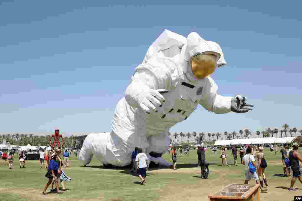 Sebuah boneka astronot dipamerkan dalam festival seni di kota Indio, negara bagian California, AS.