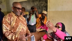 Le président des Comores, Azali Assoumani, arrive à un bureau de vote lors du référendum constitutionnel, à Mitsoudje, près de Moroni, Comores, le 30 juillet 2018.