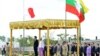 Tổng thống Miến Điện Thein Sein và Thủ tướng Nhật Bản Shinzo Abe đứng trước đội quân danh dự dàn chào tại dinh tổng thống ở Naypyitaw, Miến Điện 26/5/13