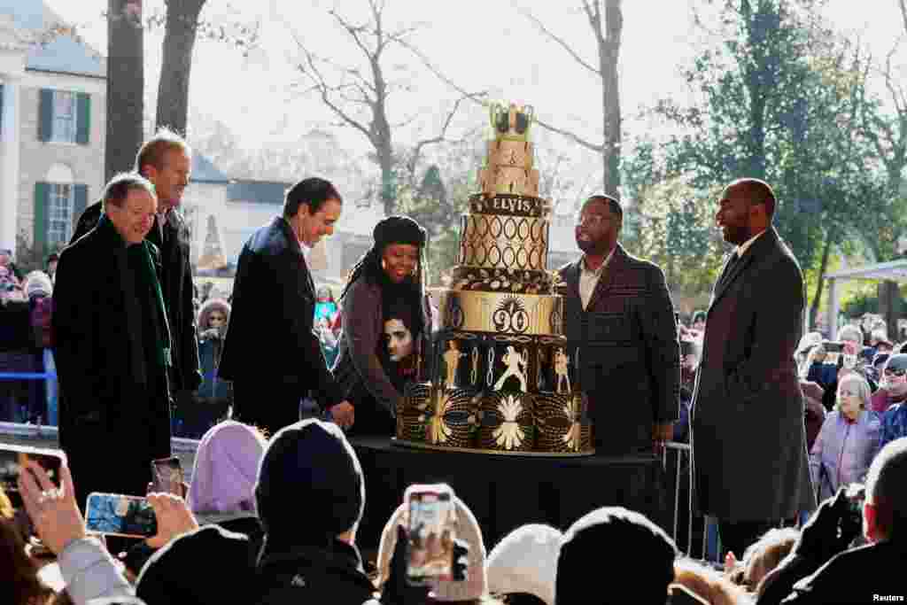 Fans and dignitaries gather at Graceland to mark what would have been late singer Elvis Presley&#39;s 90th birthday, in Memphis, Tennessee.
