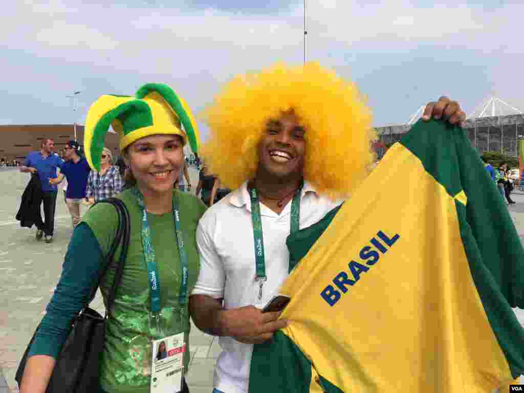 Dua penggemar berkostum warna nasional Brazil pada Olimpiade di Rio de Janeiro (8/8). (VOA/P. Brewer)