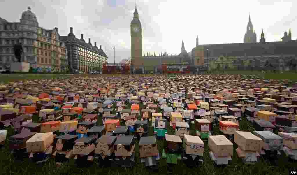 Ribuan kardus dengan gambar khusus, yaitu gambar orang-orang yang menandatangani petisi daring, disimpan di luar gedung parlemen Inggris di pusat kota London dalam sebuah pemotretan oleh Yayasan Fairtrade. Yayasan ini mendesak Perdana Menteri Inggris David Cameron untuk menjadikan petani di seluruh dunia dalam kebijakan perdagangan sebelum pertemuan G8 Juni. (AFP/Andrew Cowie)&nbsp;