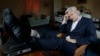 Arhiv - Osnivač WikiLeaksa Julian Assange snimljen sa bezbjednosnim tagom pričvršćenim oko zgloba na nozi, u kući u kojoj je bio prisiljen da ostane, nedaleko od Bungayja, Engleska, 15. juna 2011.
