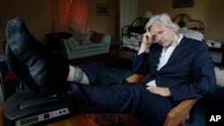 Arhiv - Osnivač WikiLeaksa Julian Assange snimljen sa bezbjednosnim tagom pričvršćenim oko zgloba na nozi, u kući u kojoj je bio prisiljen da ostane, nedaleko od Bungayja, Engleska, 15. juna 2011.