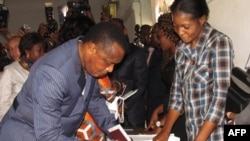 Denis Sassou Nguessou vote lors du référendum du 25 octobre 2015.