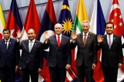 U.S. Vice President Mike Pence, center, poses for a group photo with ASEAN leaders at the ASEAN Summit in Singapore, Nov. 15, 2018.