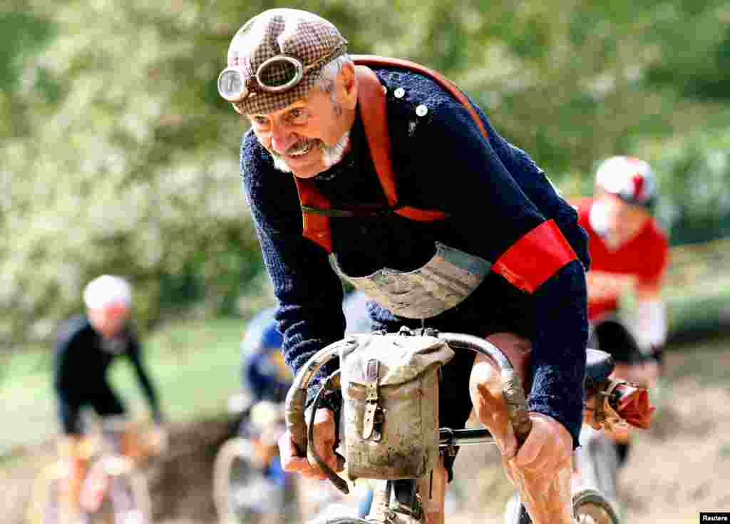 Luciano Berruti rides a vintage bicycle on a gravel road during the Strade Bianche section of the "Eroica" cycling race for old bikes, in Gaiole in Chianti, Italy, Oct. 2, 2016.