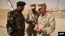 ABD Deniz Piyadeleri komutanı Orgeneral General James Amos Afganistan'da