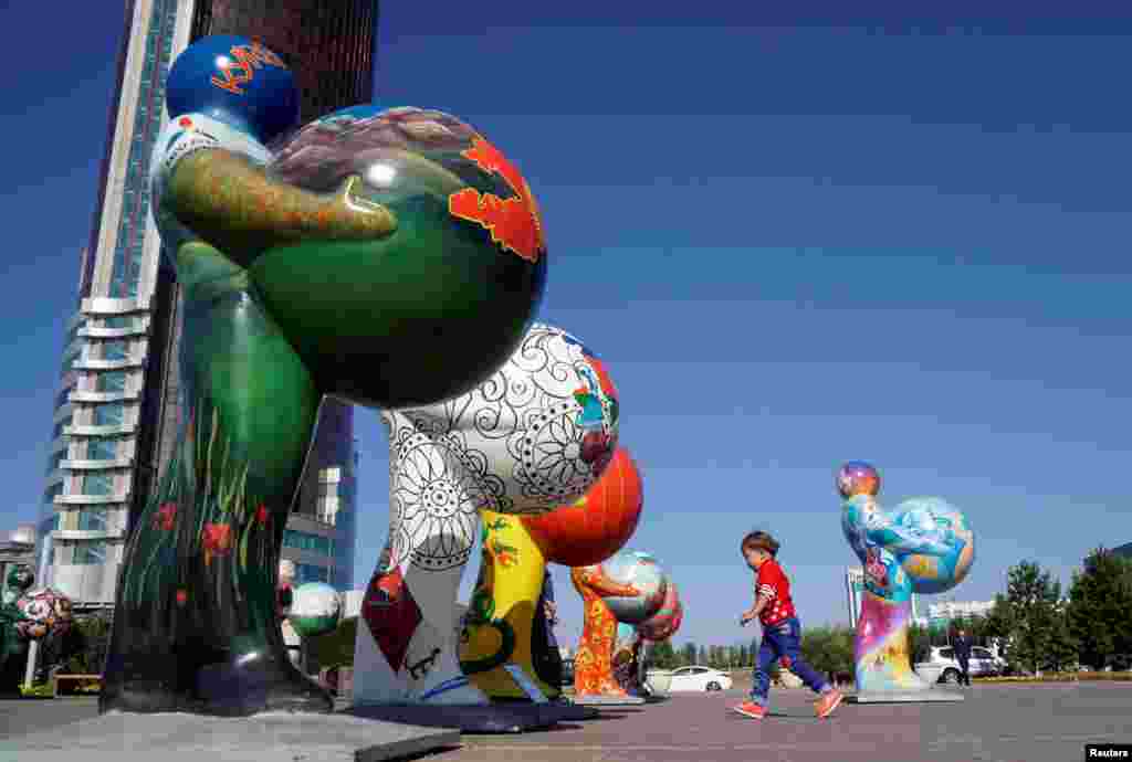 Patung-patung yang melambangkan negara peserta Expo 2017 di kota Astana, Kazakhstan, yang akan menjadi tuan rumah Expo 2017.