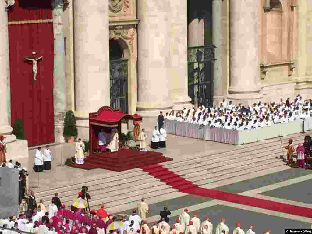 Paus Fransiskus memimpin Misa kanonisasi Bunda Teresa di Lapangan Santo Petrus di Vatikan (4/9).