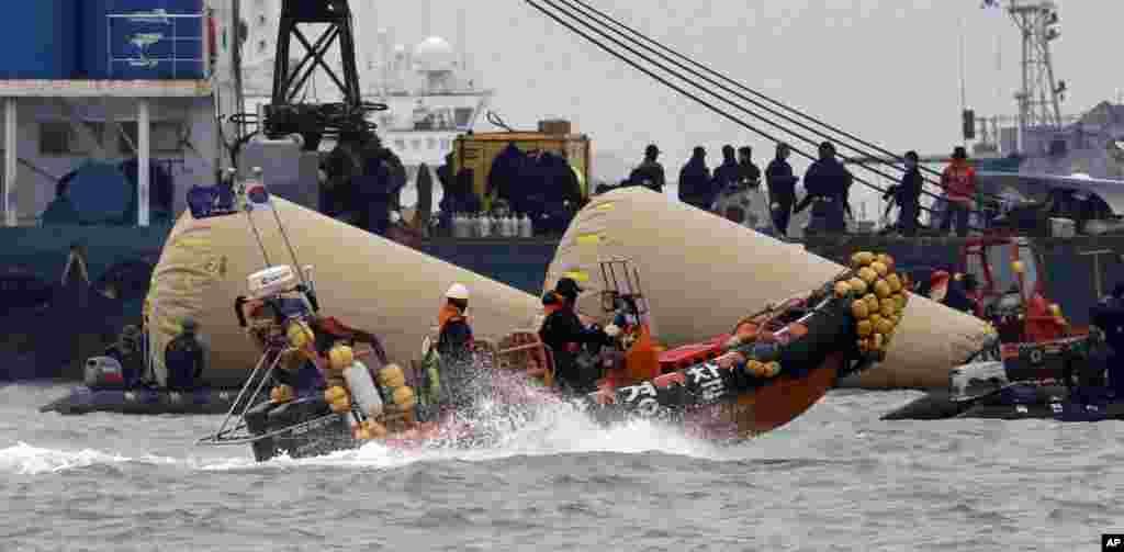 Tim pencari dan penyelam terus mencari para penumpang kapal feri Sewol yang tenggelam di pantai dekat Jindo, selatan ibukota Seoul, Korea Selatan.&nbsp;