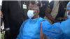 Le Ministre de la santé publique Malachie Manaouda recevant sa première dose de vaccin contre le Covid-19 à Yaoundé, le 11 avril 2021.(VOA/Emmanuel Jules Ntap)