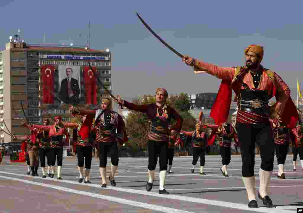 Milisi Seymens, yaitu milisi lokal di Ankara yang membantu Mustafa Kemal Atuturk di Ankara tahun 1919, ikut berpartisipasi dalam peringat hari kemerdekaan Republik Turki.  