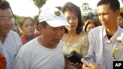 国会总建筑师艾耶斯(左)迎接圣诞树到来(美国之音杨晨拍摄)