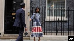 Akshata Murty, supruga odlazećeg britanskog premijera Konzervativne stranke Rishija Sunaka, dok napuštaju Downing Street 10 prije nego što odu kod kralja Charlesa III da podnese ostavku u Londonu, u petak, 5. jula 2024.