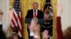 Trump Zai Sake Fito Da Dokar Hana 'Yan Wasu Kasashe Shiga Amurka 