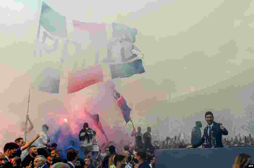 Paris Saint-Germain&#39;s Argentinian forward Lionel Messi salutes supporters gathered outside the Parc des Princes stadium after his first official press conference as PSG player in Paris, France.